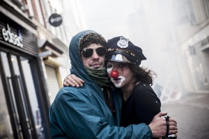 Un couple se réconforte après la dispersion à coups de gaz lacrymogène de la manifestation sauvage. Ce « Clown » aura égayé la manifestation par des lancers de confettis.