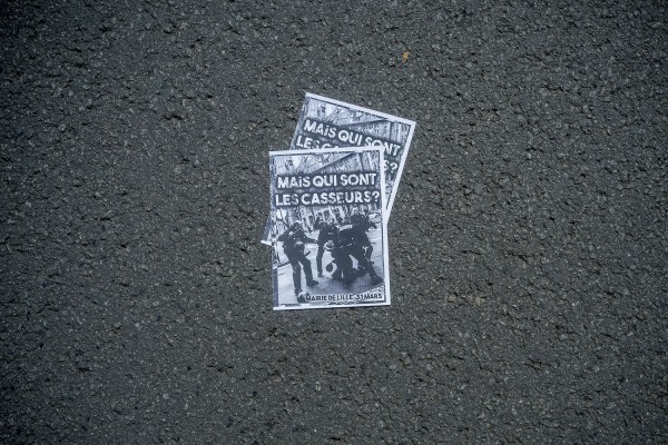 Une photo de violences policières à Lille le 31 mars est reprise en tract et distribuée dans le cortège