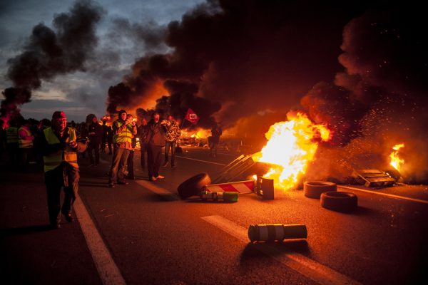blocage devant le dépôt pétrolier de Douchy-les-Mines. Les manifestants mettent le feu aux barricades à l’arrivée de la police.