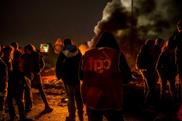 blocage devant le dépôt pétrolier de Douchy-les-Mines. Pendant la nuit, les manifestants se réchauffent autour du feu de pneus 