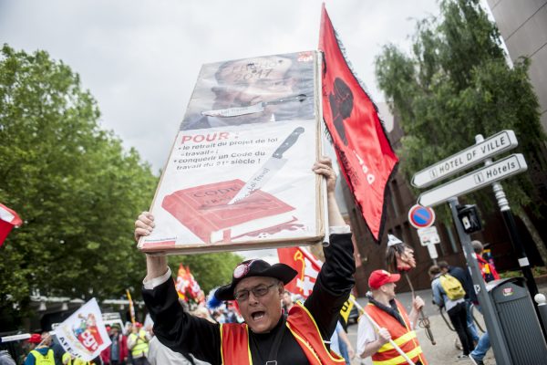 Un manifestant tient un pancarte contre la loi travail et contre François Hollande