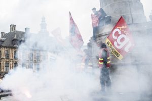 La manifestation fait une pause sur la place Charles de Gaulle. Un fumigène est craqué et recouvre de fumée les manifestants