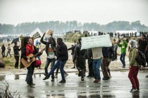 Manifestation en faveur des réfugiés. 1er octobre 2016 – Calais. Malgré les charges de grenades et le canon à eau, certains dansent et chantent « UK »
