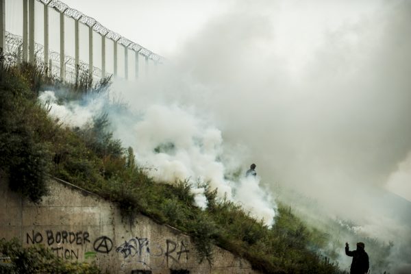 Manifestation en faveur des réfugiés. 1er octobre 2016 – Calais. Les abords de la jungle et de la rocade portuaire sont envahis par des gaz lacrymogène.