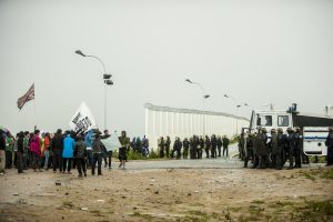 Manifestation en faveur des réfugiés. 1er octobre 2016 – Calais. Face à face de quelques heures aux abords de la rocade et de la jungle.
