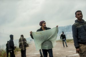Manifestation en faveur des réfugiés. 1er octobre 2016 – Calais. Un réfugié tient un tissus sur lequel est inscrit « Open the UK border »