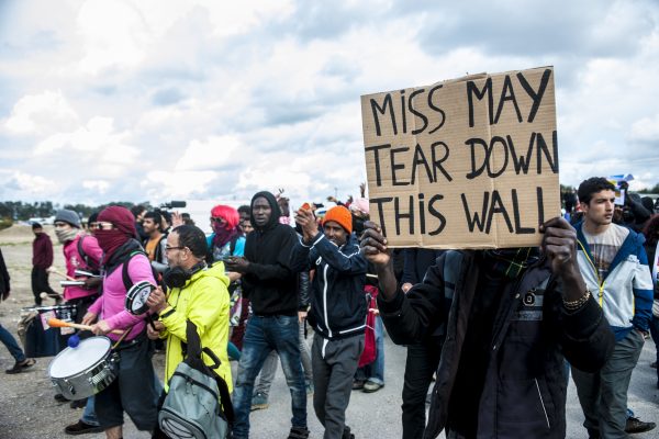 Manifestation en faveur des réfugiés. 1er octobre 2016 – Calais. Les réfugiés et soutiens s’approchent vers l’entrée de la jungle.