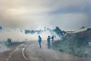 Manifestation en faveur des réfugiés. 1er octobre 2016 – Calais. Les premières chargent de la police sont épaulées par un lancer de grenades lacrymogènes important. Plus de 700 grenades seront lancées lors de cette manifestation.