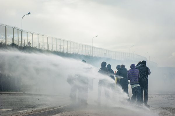 Manifestation en faveur des réfugiés. 1er octobre 2016 – Calais. Les réfugiés reviennent vers l’entrée de la jungle. La canon à eau, les tient à distance.
