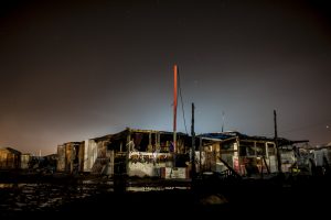« La Jungle de Calais, la vie s’en est allée. »
Série de photos de nuit lors du démantèlement de la jungle de Calais.