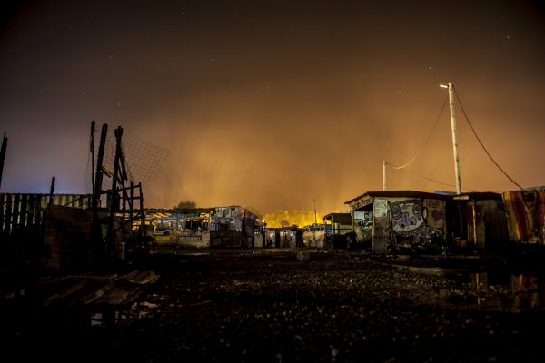 « La Jungle de Calais, la vie s’en est allée. »
Série de photos de nuit lors du démantèlement de la jungle de Calais.